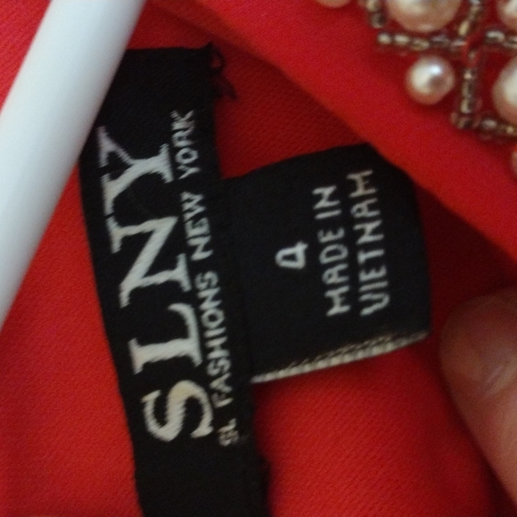 Dresses - Picture 3 of 4